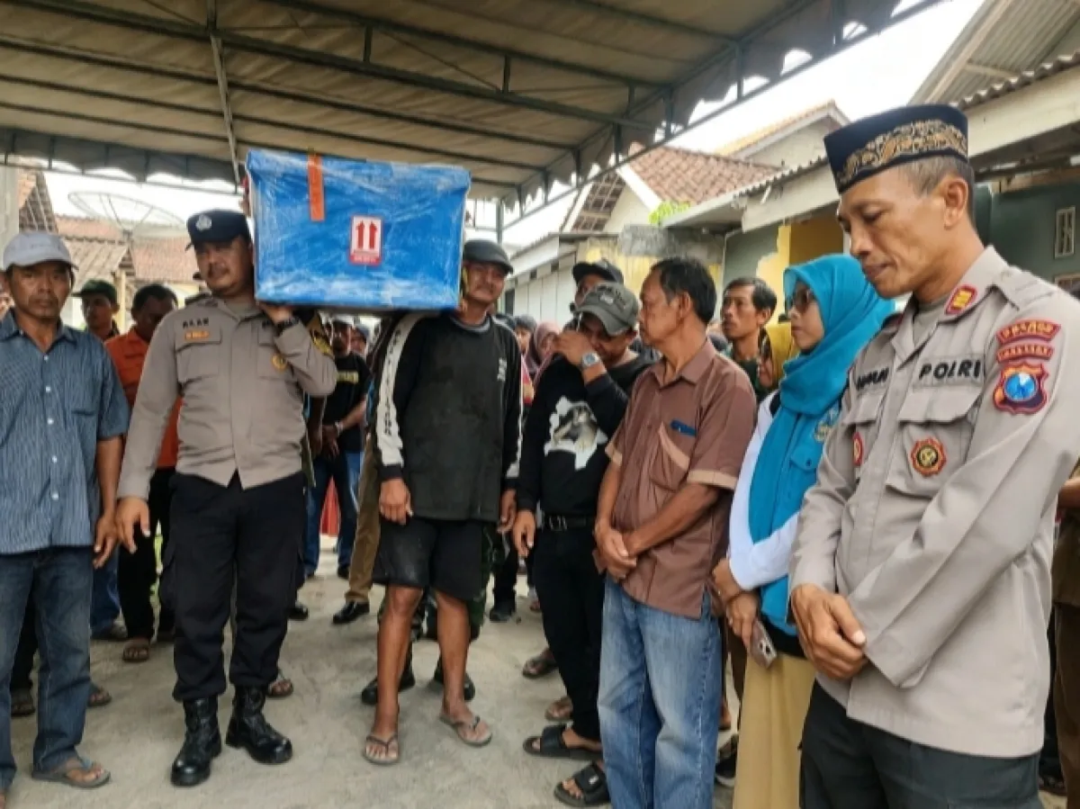 Polres Blitar Berduka, Kapolsek Gandusari Takziah ke Rumah Duka Korban Laka Laut Kapal Virgo Transport 8