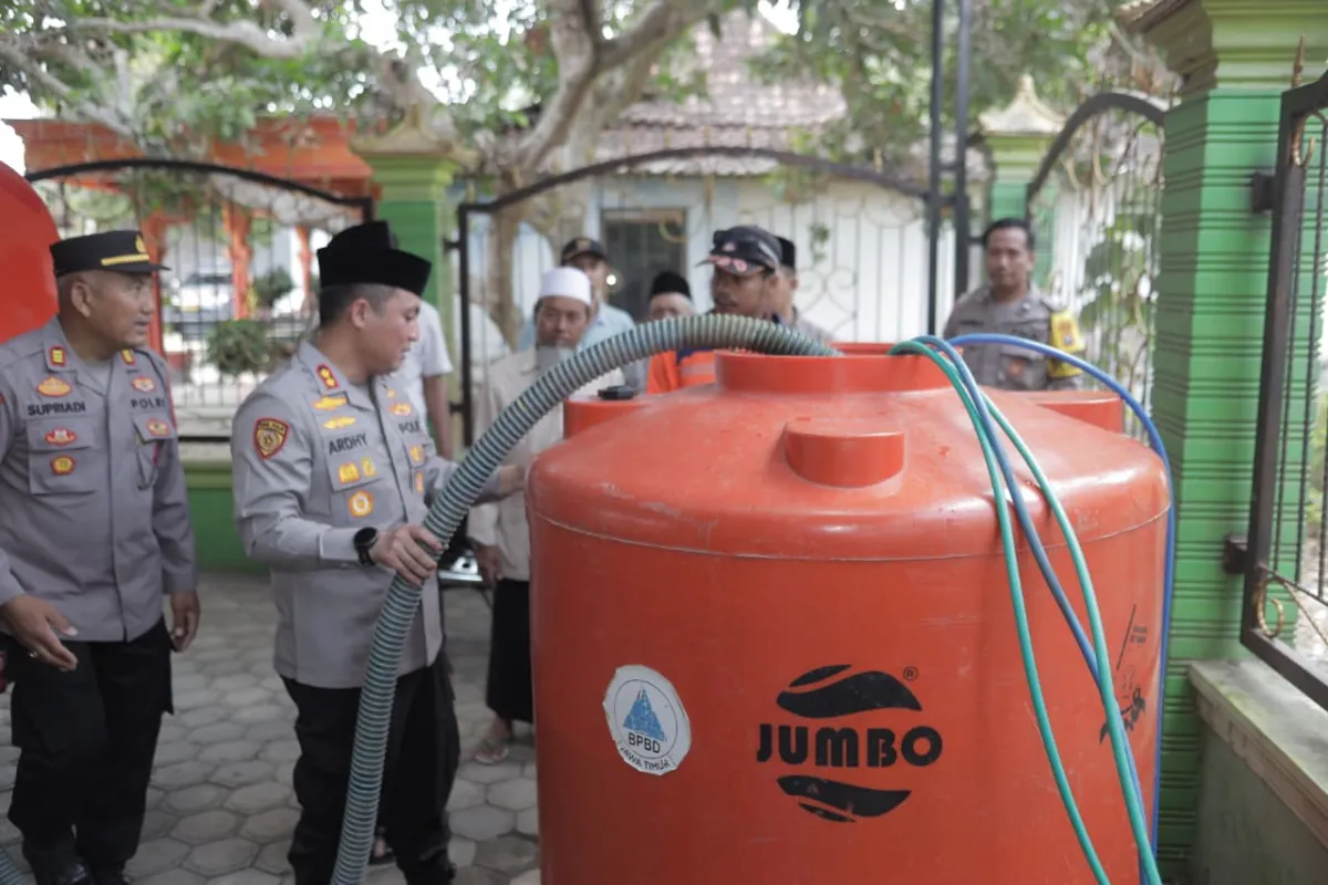 Pesisir Blitar Dilanda Kekeringan, Polres dan BPBD Turun Tangan Salurkan Air Bersih hingga Sembako