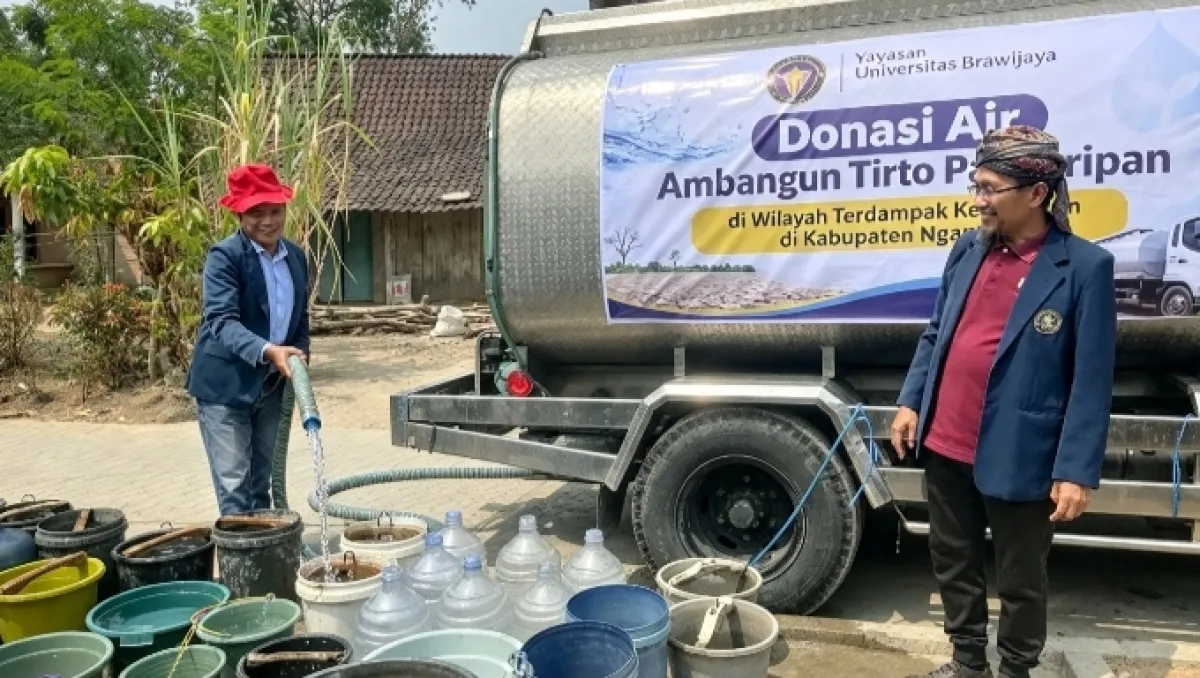 Tanggap Bencana Kemarau, Yayasan UB dan Pemkab Nganjuk Bersinergi Salurkan 34.000 Liter Air