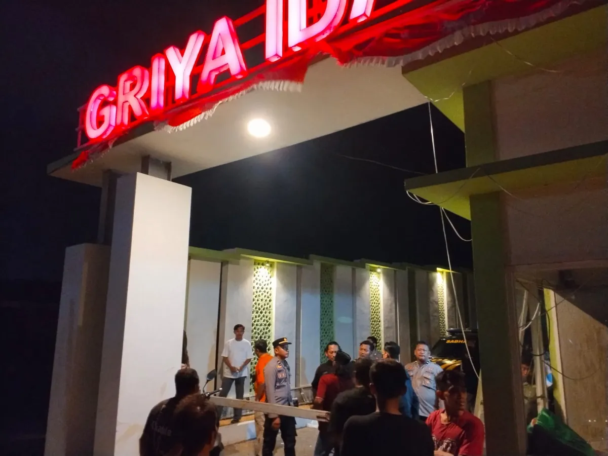 Gempar.! Warga Perak MD Tergantung di Gapura Perumahan Banjardowo Jombang