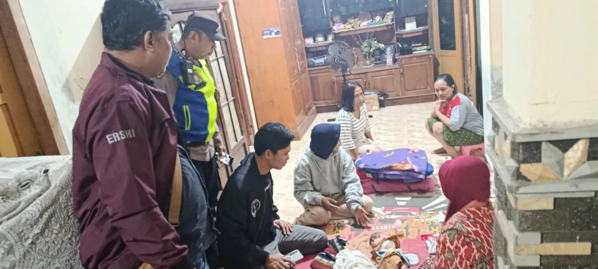 Geger.! Bayi Perempuan Tanpa Busana Ditemukan Tergeletak di Depan Pagar Rumah Warga Srengat Blitar