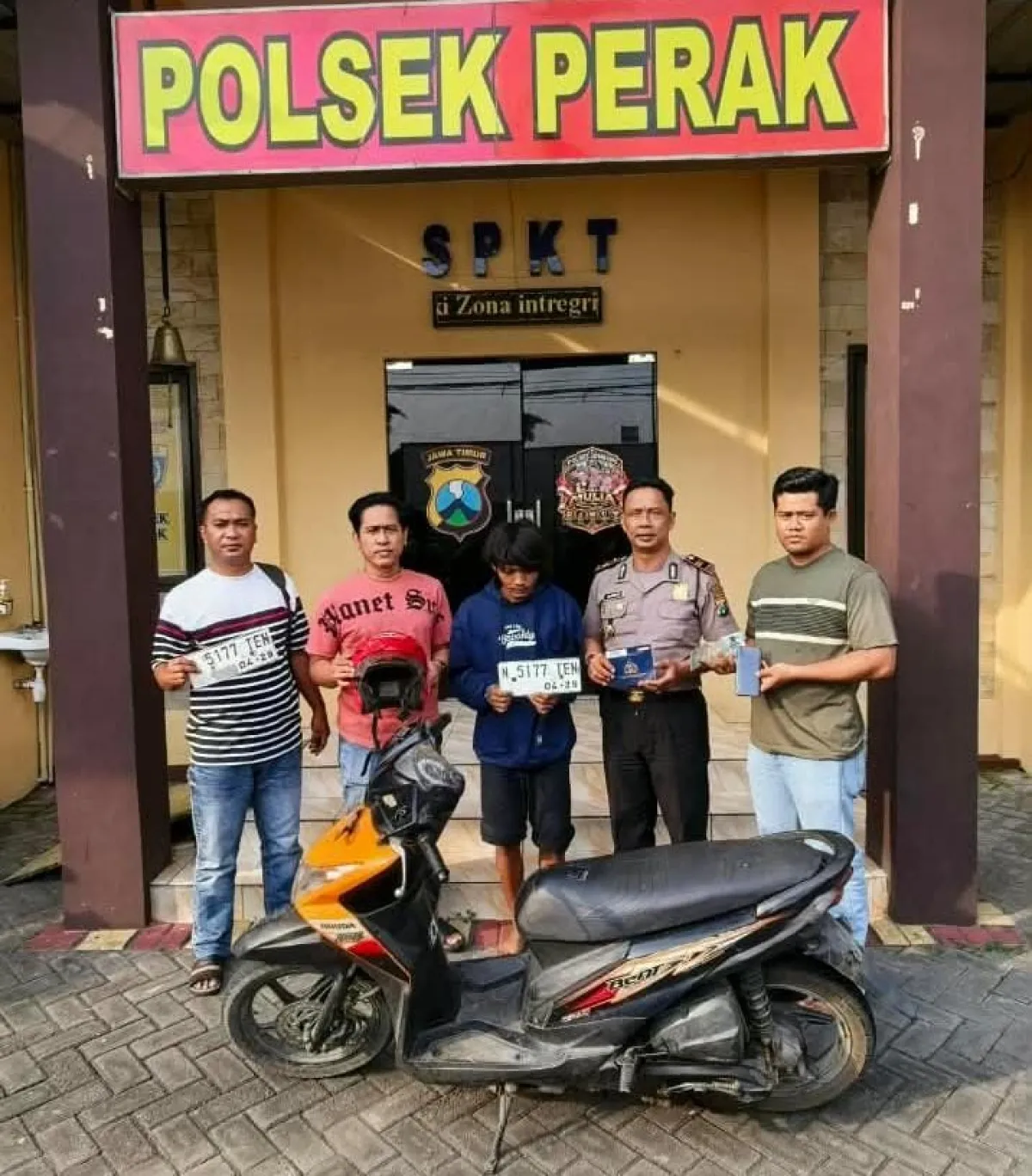 Asyik Minum Es Teh di Terminal, Pencuri Motor Pemudik Pasuruan Ditangkap Polsek Perak Jombang