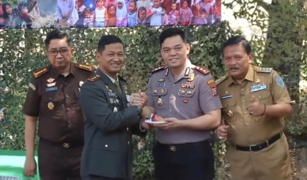 Penuh Keakraban, Forkopimda Nganjuk 'Grebek' Kodim 0810 Bawa Tumpeng di HUT ke-81 TNI