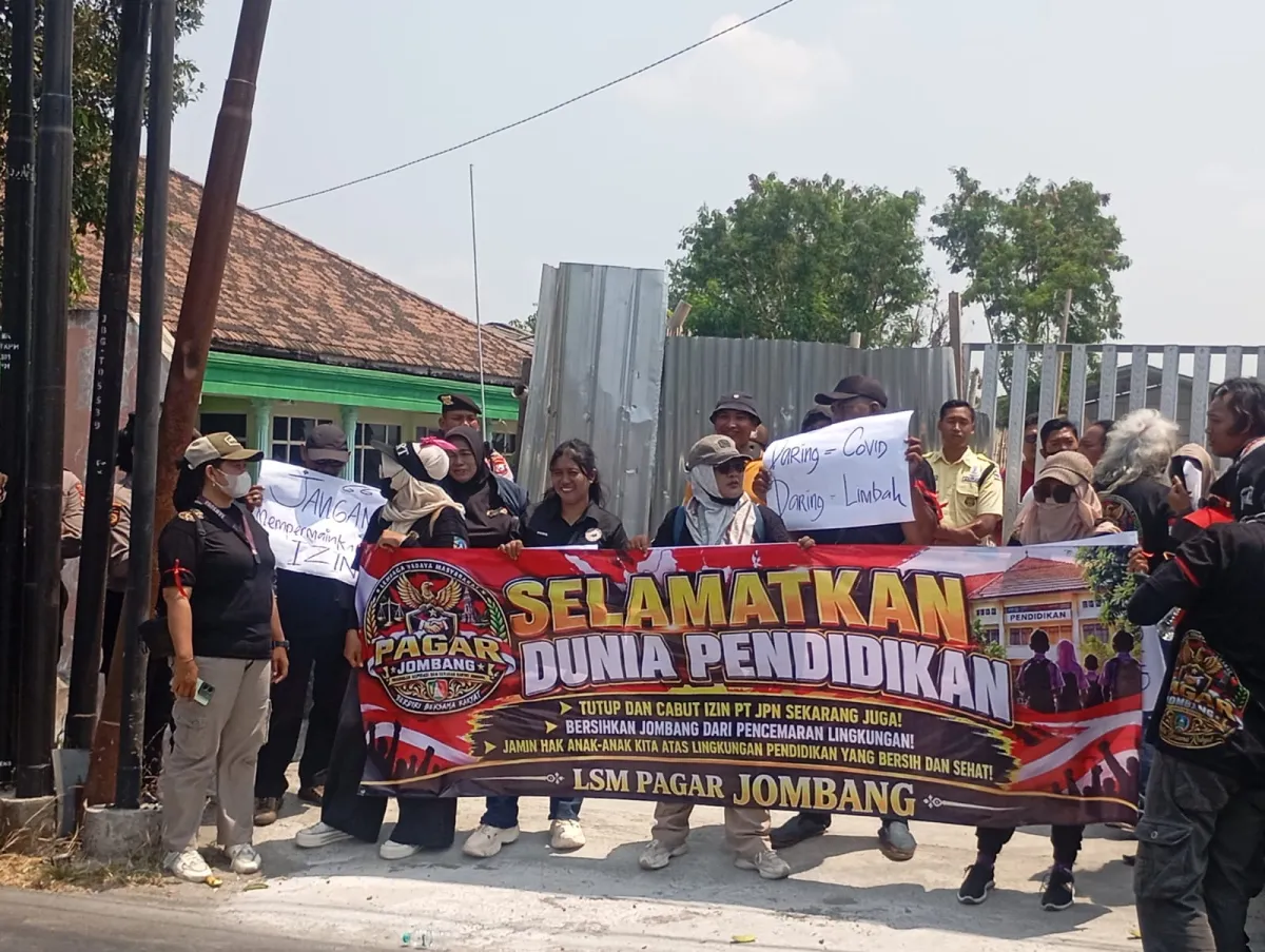 Limbah Menyengat Lumpuhkan KBM SMPN 4, LSM Pagar Bersama Warga Demo & Segel Pabrik Pengolahan Ayam PT JPN Jombang