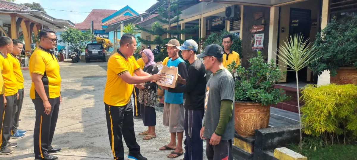 Hijaukan Lingkungan Hingga Berbagi Sembako, Polres Blitar Dekatkan Diri ke Masyarakat Lewat Green Policing