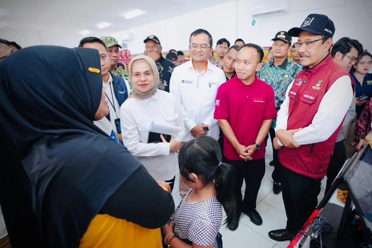 Akselerasi Ekonomi Desa, Mensos Gus Ipul Tinjau Operasional KDKMP di Lamongan