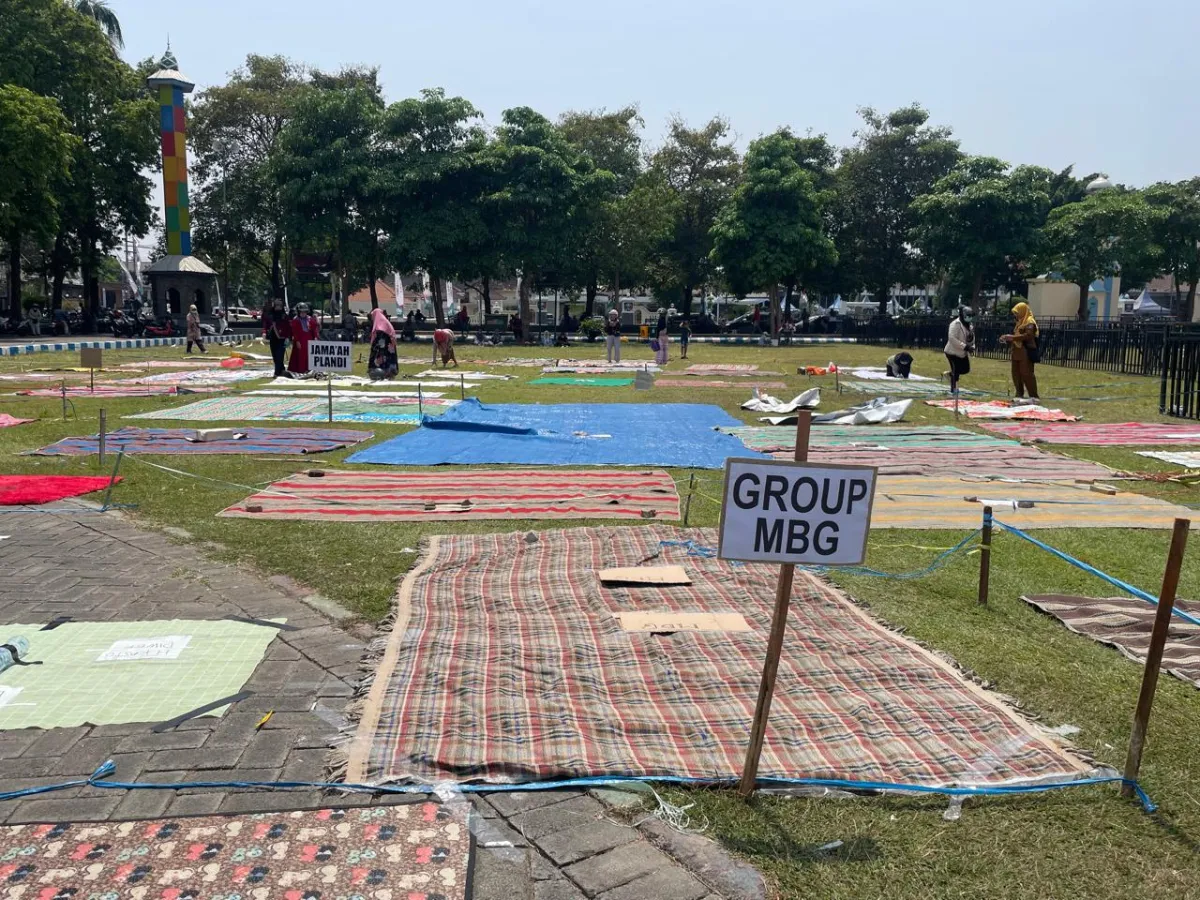 Antusiasme Jamaah Jombang Bersholawat, Rela Pasang Karpet & Rafia Sehari Sebelum Acara Demi Tatap Muka dengan Gus Iqdam