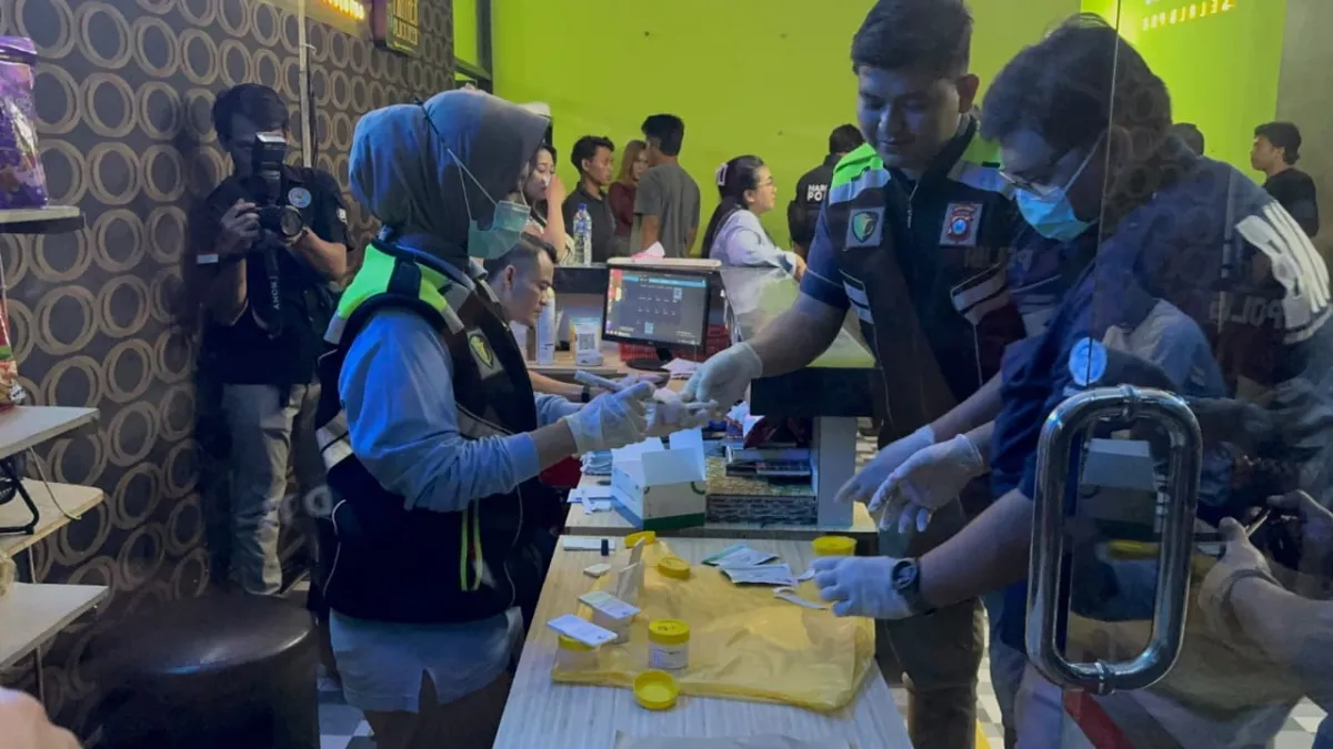 Disergap Tim Gabungan, Tempat Hiburan Malam Nganjuk Digeledah Petugas Pengunjung Jalani Tes Urine