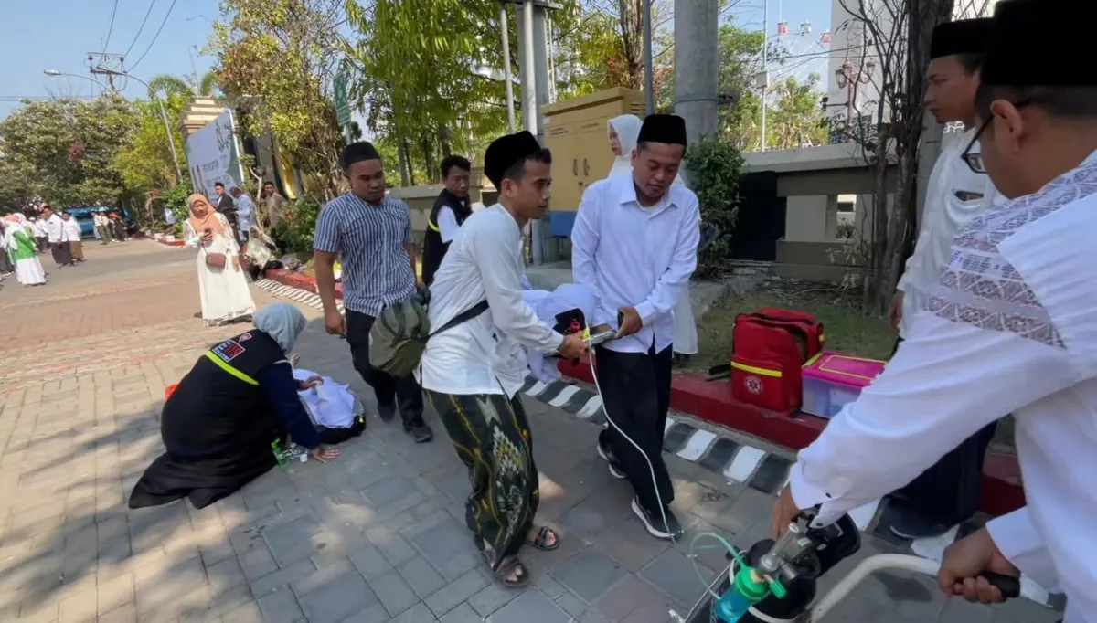 Kelelahan Di Tengah Barisan, 10 Santri Tumbang Saat Apel HSN 2026 di Lamongan