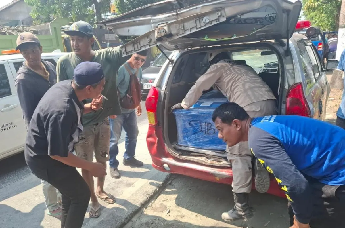 Mobil Jenazah Korban KM Virgo Asal Jombang Alami Kecelakaan, Peti Dipindah Ke Ambulans BPBD Menuju Rumah Duka