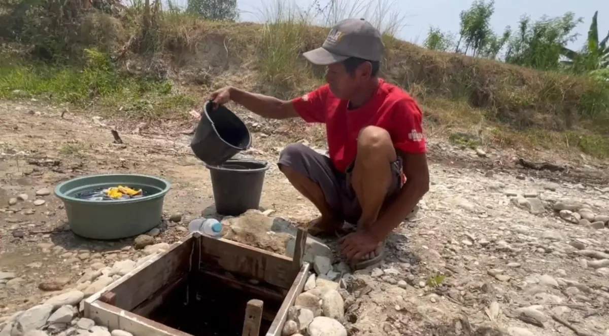 Kemarau Panjang, Warga Plandaan Jombang Terpaksa Gali Sungai Demi Air Bersih