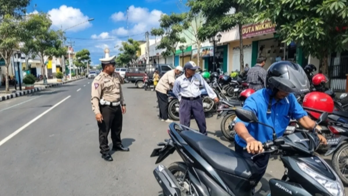 Sapu Bersih Jukir Liar, Pemkab Nganjuk Gratiskan Parkir Tepi Jalan Bagi Kendaraan Plat AG