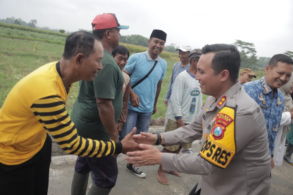 Jaga Kamtibmas dan Ketahanan Pangan, Kapolres Blitar Turun Langsung Cangkrukan Bareng Petani Sragi