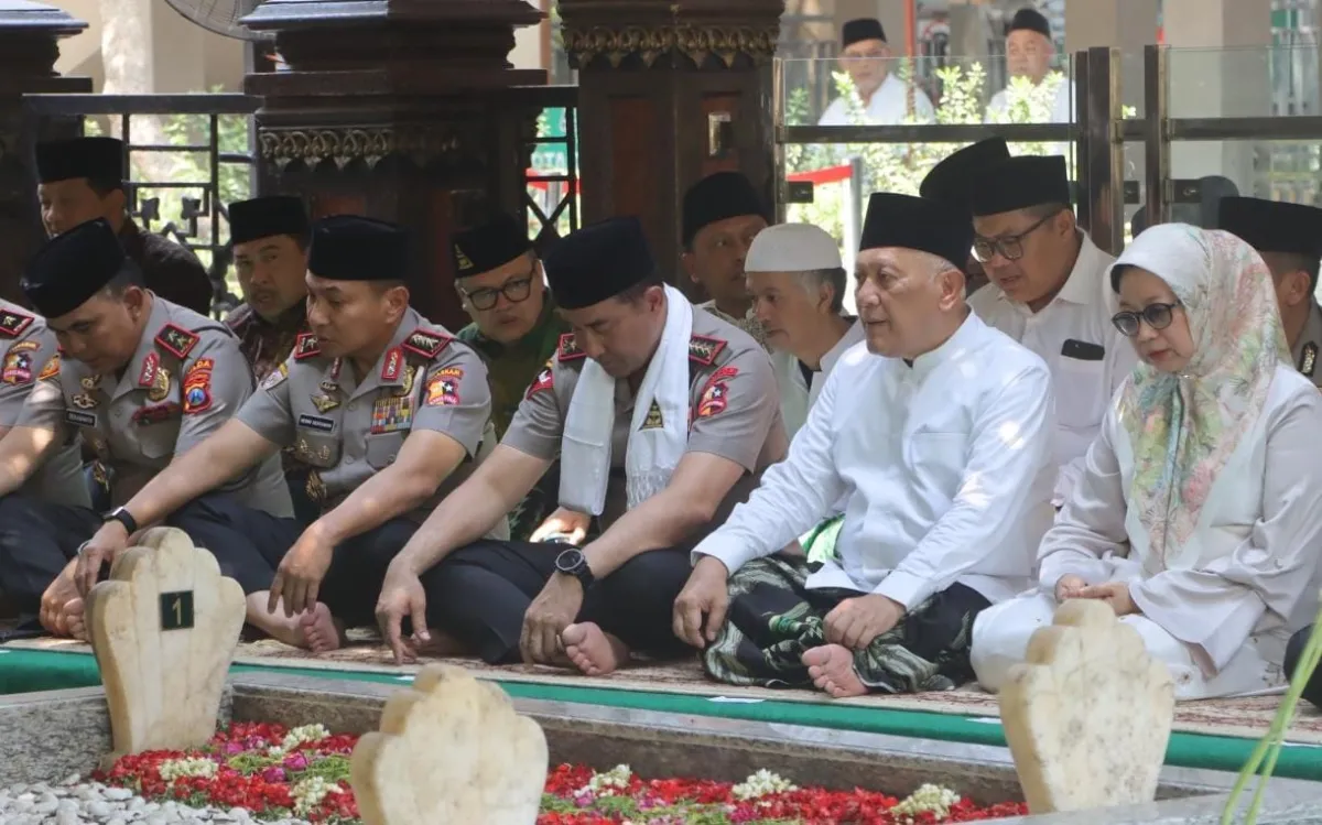 Perkuat Sinergi Ulama dan Polri, Kapolri Jenderal Suyudi Ario Seto Ziarah ke Makam Pendiri NU dan Gus Dur