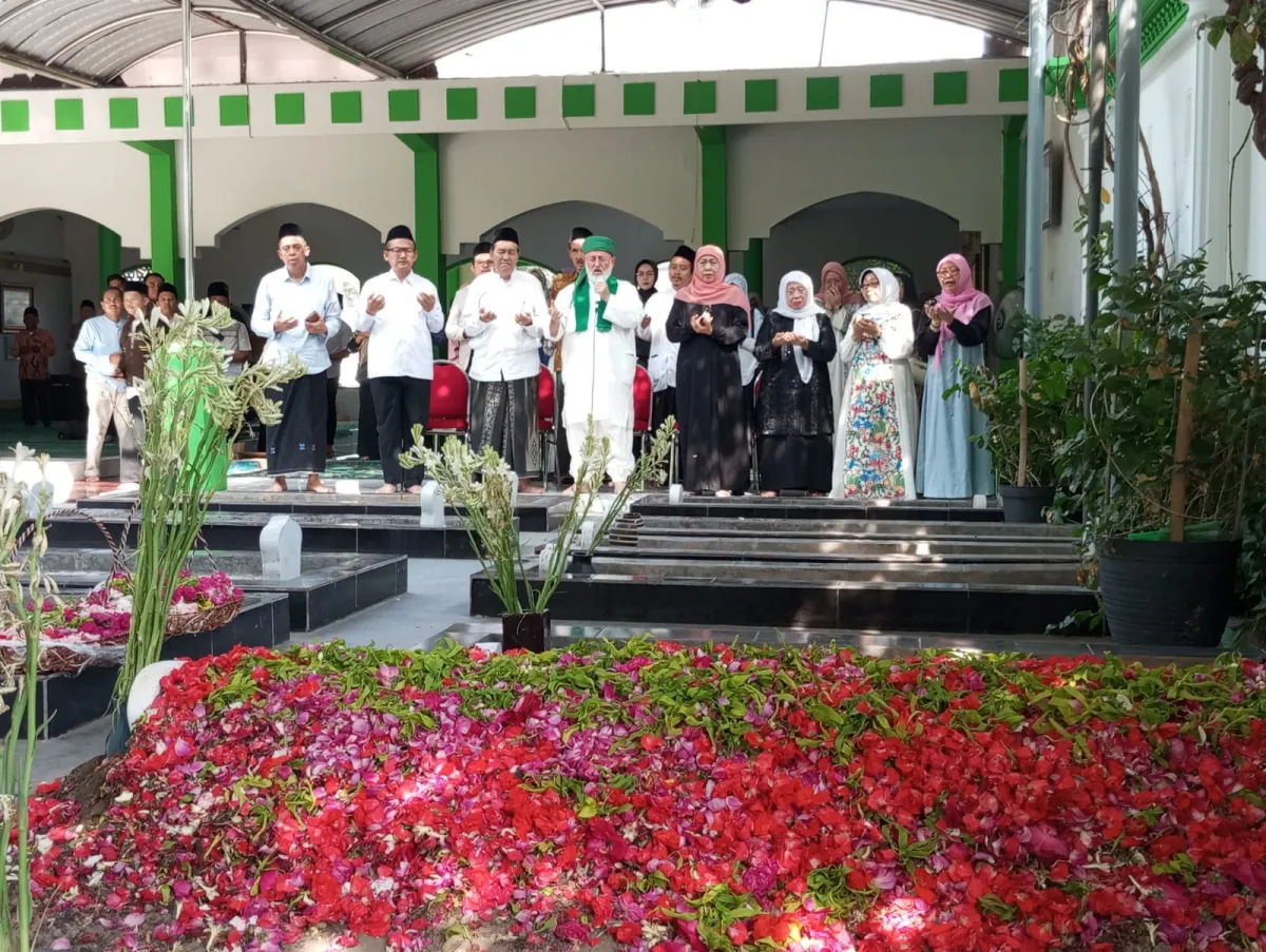 Mengenang Sosok Ibu dan Guru Banyak Orang, Gubernur Khofifah Ziarah ke Makam Bu Nyai Machfudhoh di Tambakberas