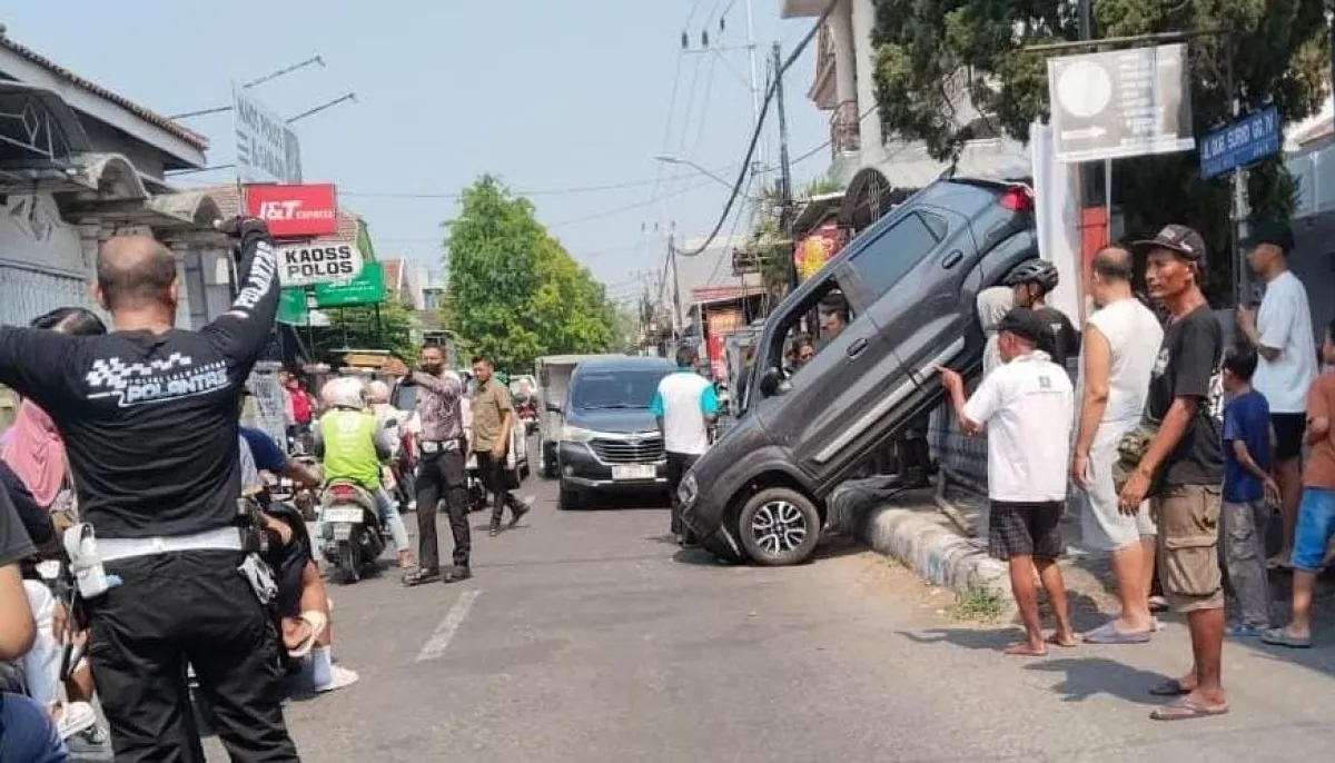 Salah Injak Transmisi, Mobil Suzuki S-Presso Nyangkut di Pagar Rumah Warga Jombang