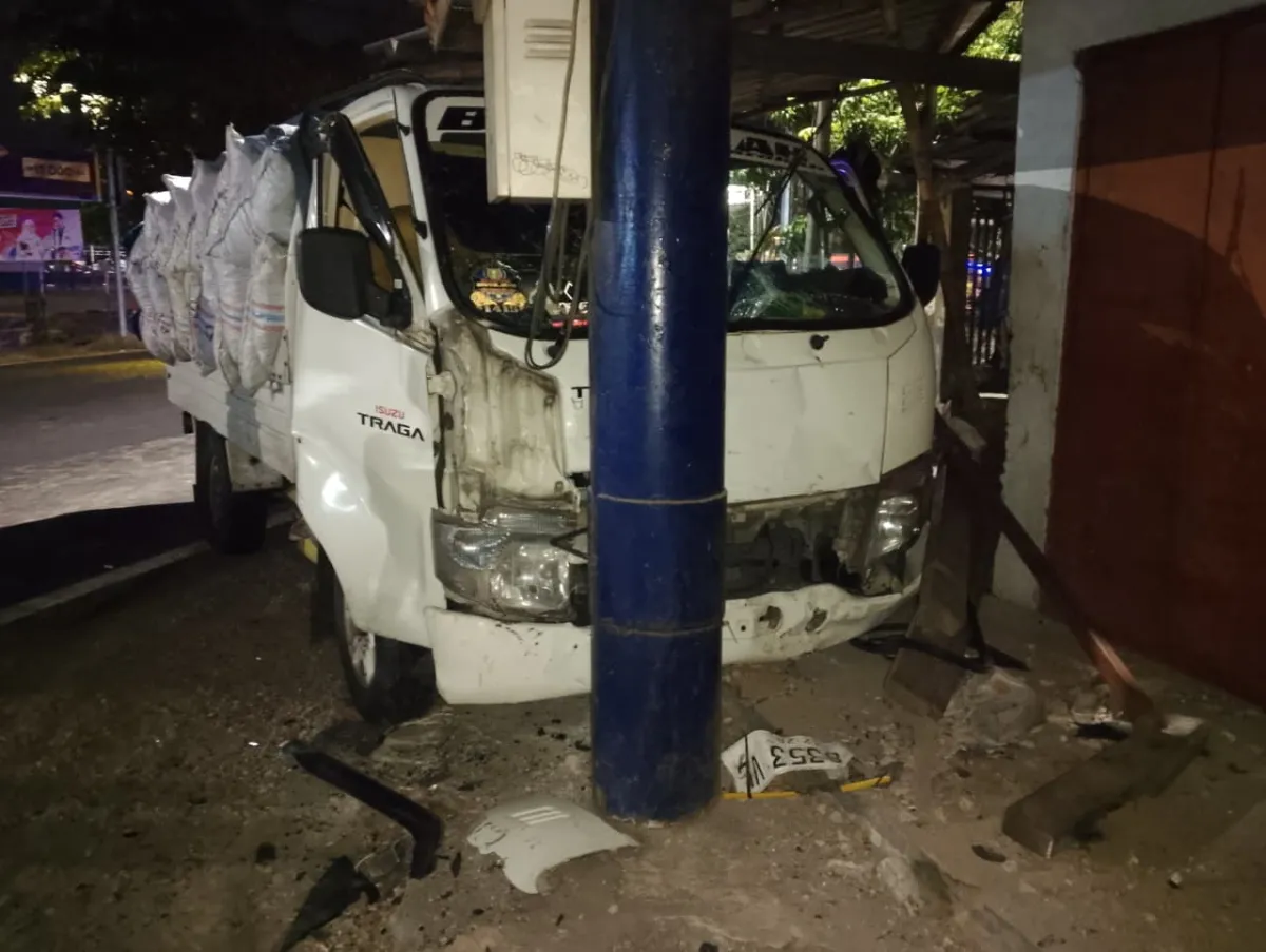 Lakalantas Suzuki Carry vs Isuzu Traga di Jombang, Pengemudi dan Penumpang Dilarikan ke Rumah Sakit