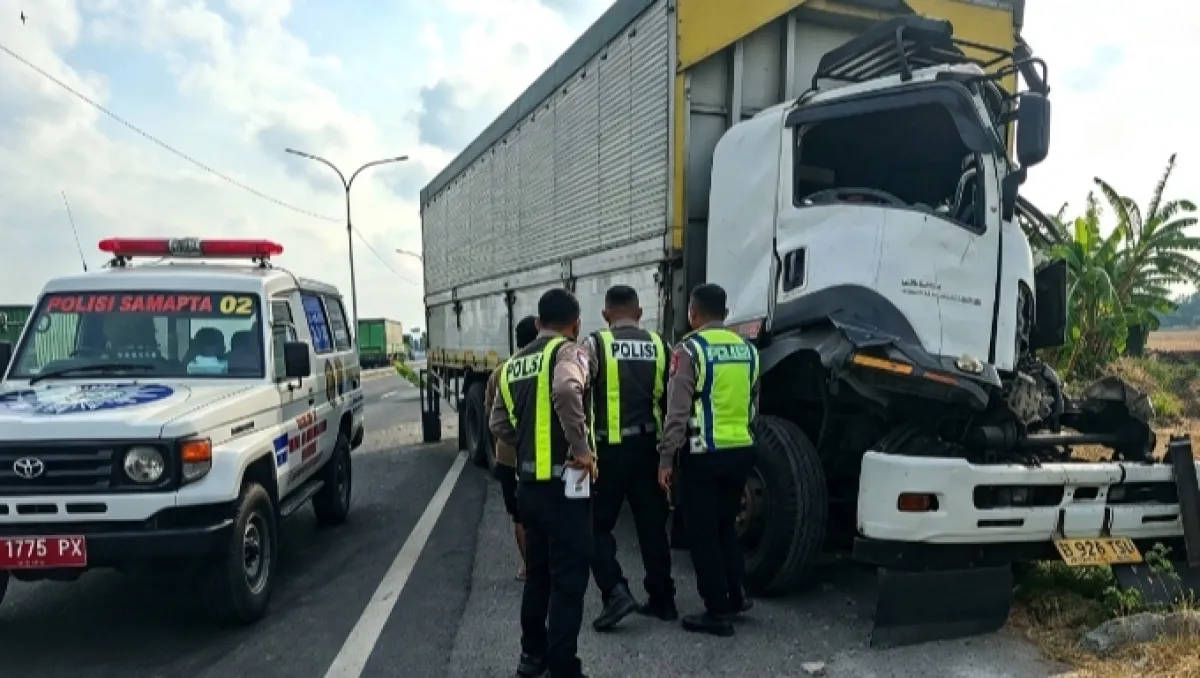 Diduga Sopir Mengantuk, Tronton Box Hantam Truk Parkir di JLU Lamongan