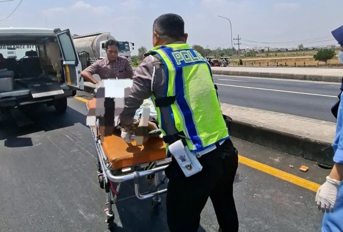 Diduga Terobos Lampu Merah, Pengendara Motor Tewas Dihantam Tronton di JLU Lamongan
