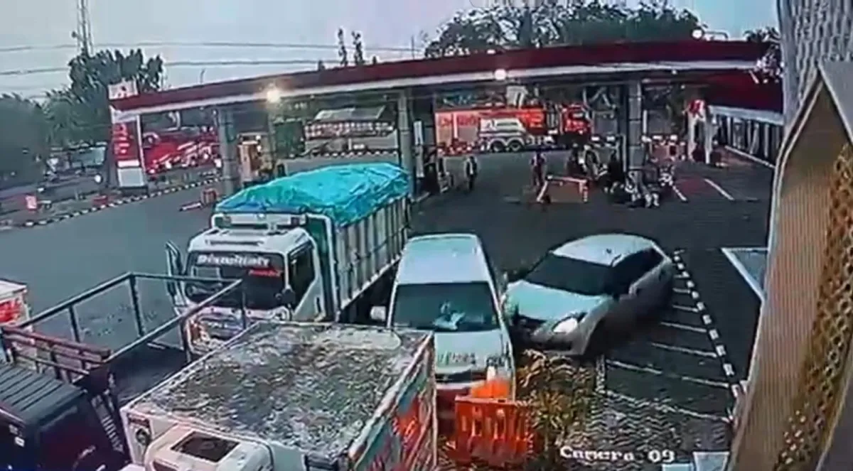 Sopir Meninggal Usai Kejang saat Berkendara, Mobil Hilang Kendali Hantam 3 Motor dan Ambulans di SPBU Lamongan