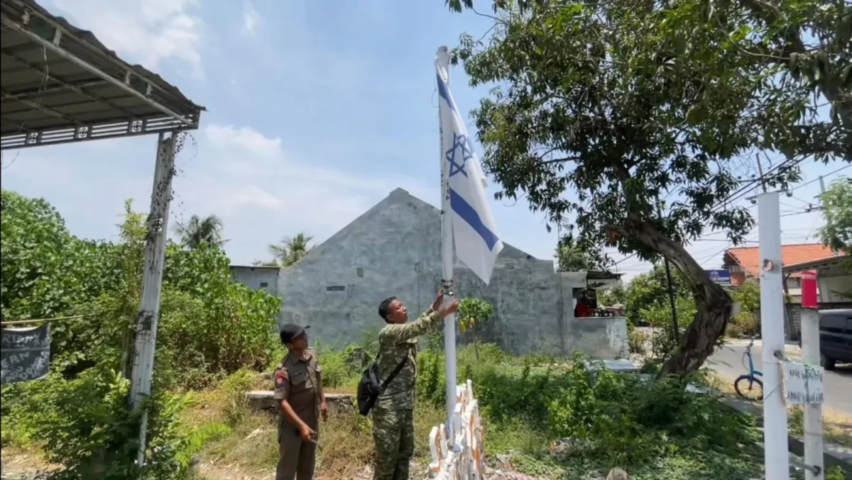 Viral.! Rumah Warga Lamongan Dipenuhi Coretan dan Kibarkan Bendera Israel