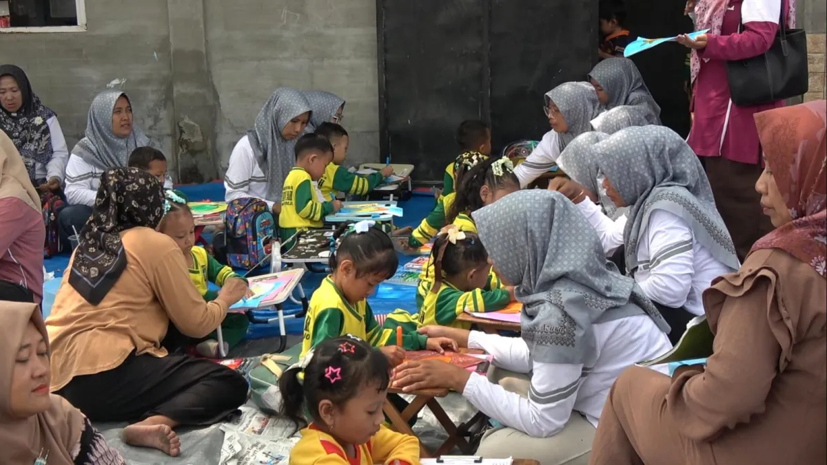 Peringati Sumpah, Ratusan Anak Usia Dini Kunjungi dan Lomba di Dapur MBG Lamongan