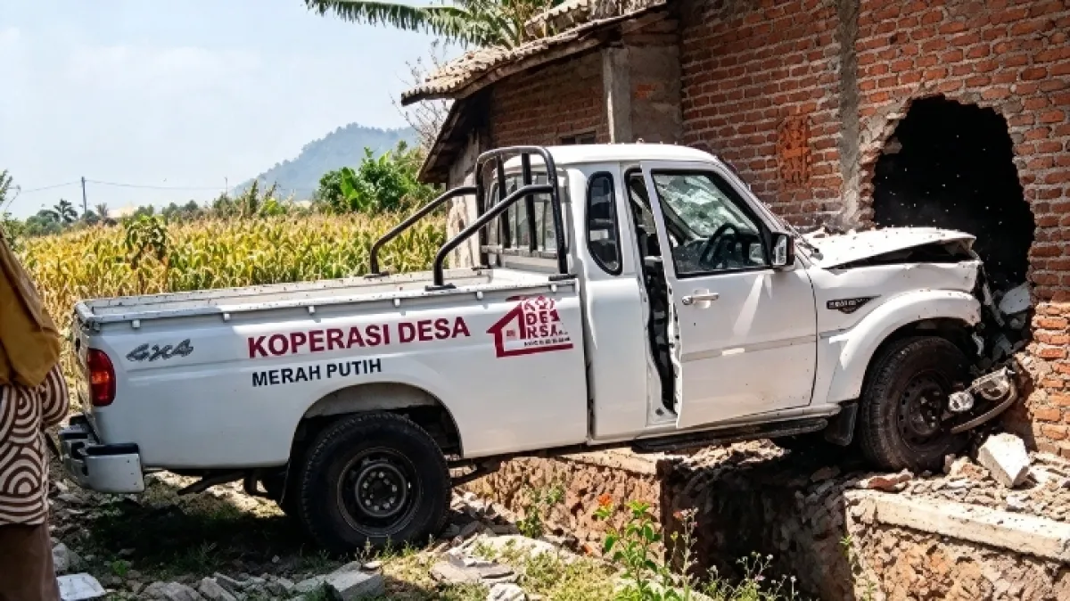 Bikin Kaget.! Mobil KDMP di Grogol Kediri Mendadak "Nyolot" Tancap Gas Hingga Lompat Sungai dan Hantam Tembok Warga