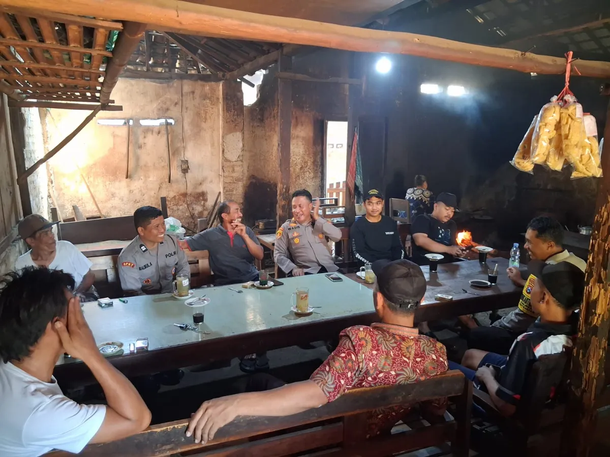 Hangatkan Suasana, Kapolsek Lodoyo Timur Ngopi Bareng Warga Bacem demi Jaga Kamtibmas