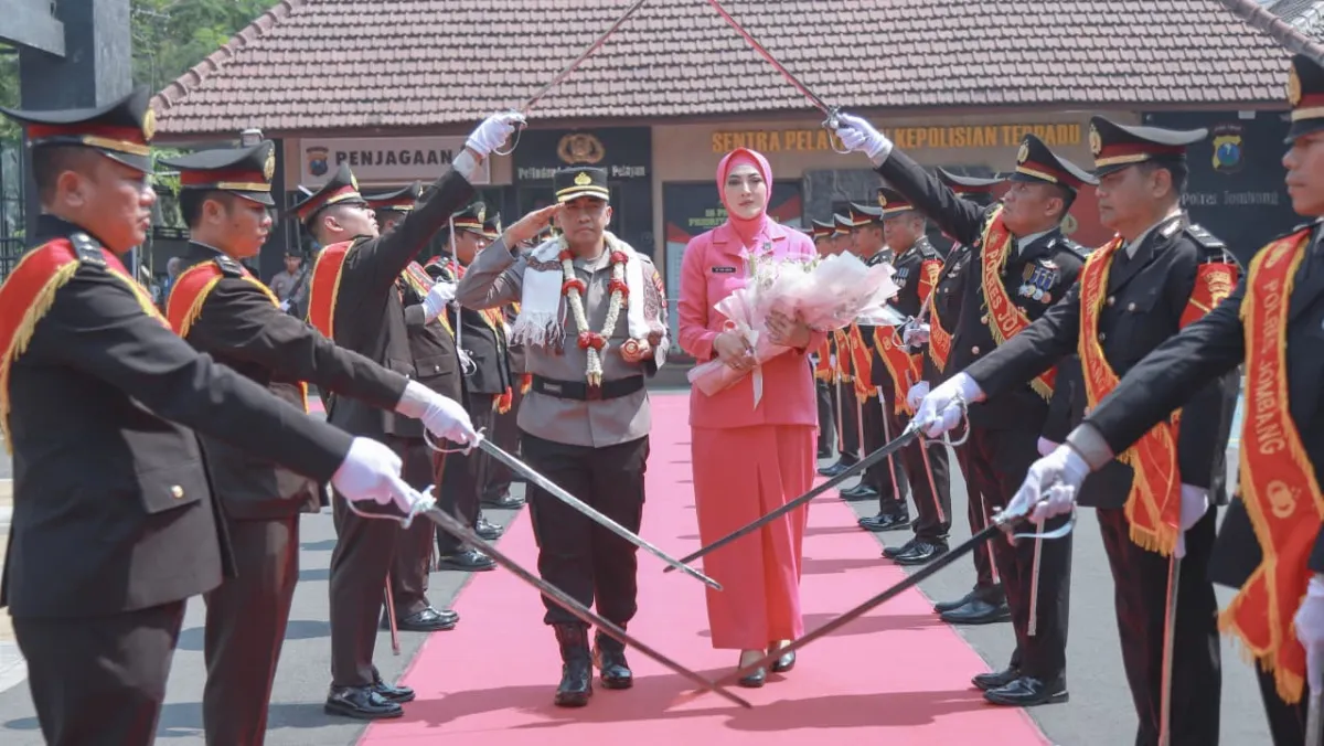 Pedang Pora Iringi Pisah Sambut Kapolres Jombang, AKBP Ardi Pamit Dengan Rasa Bangga dan AKBP Yanto Datang Beri Semangat