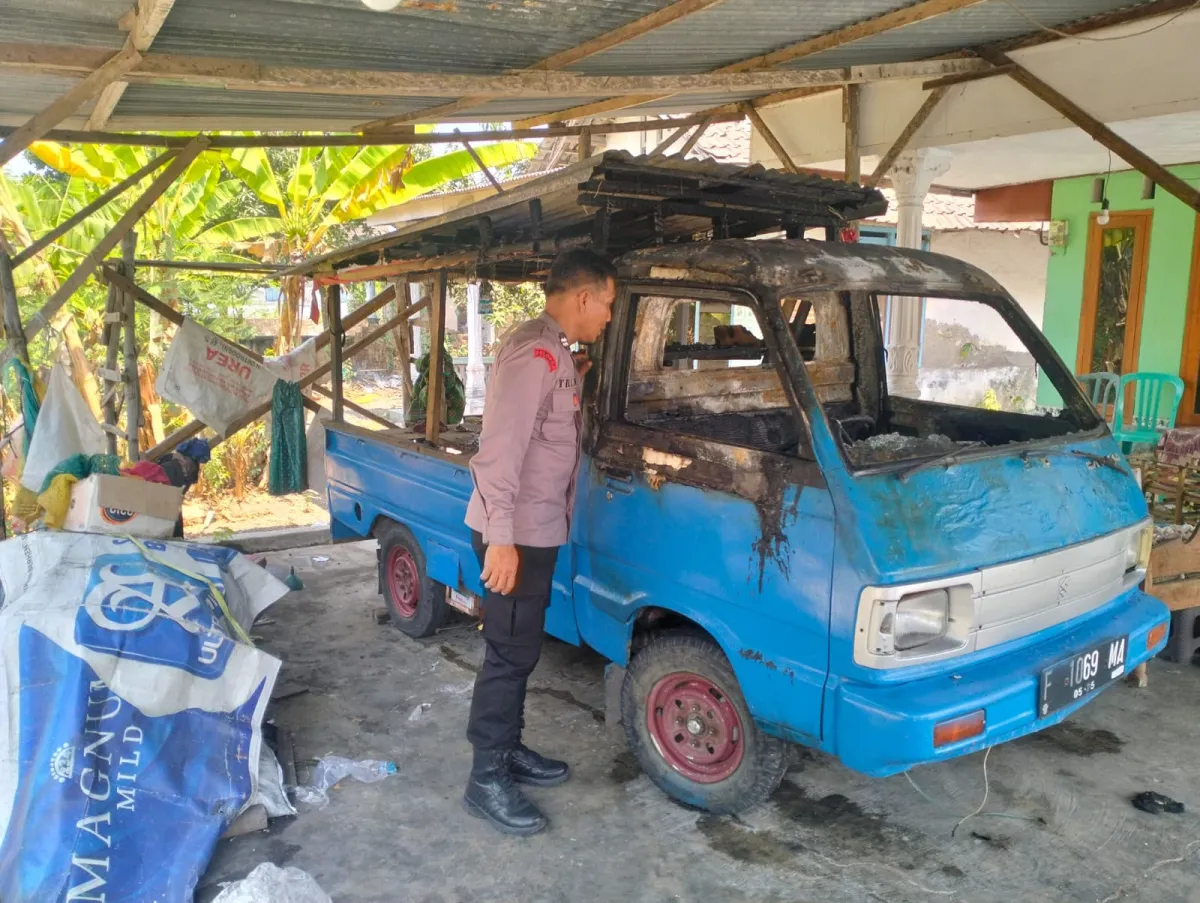 Pikap Muat Buah Terbakar di Jombang, Sopir Menderita Luka Serius di Wajah Tangan & Punggung
