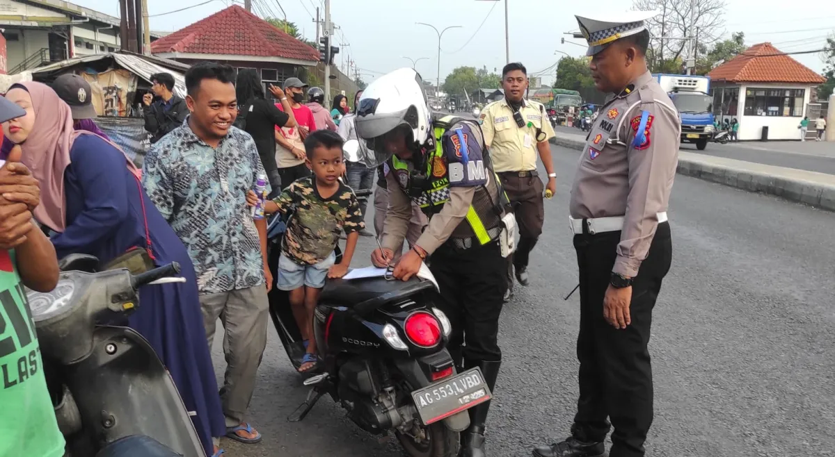 Nekat Lawan Arus Puluhan Pengendara Disemprit Polres Jombang 