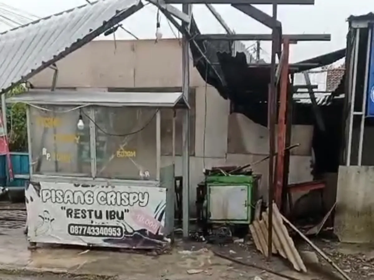 Puting Beliung Mengamuk di Kudu Jombang, Atap Puluhan Rumah dan Kios Warga Berterbangan