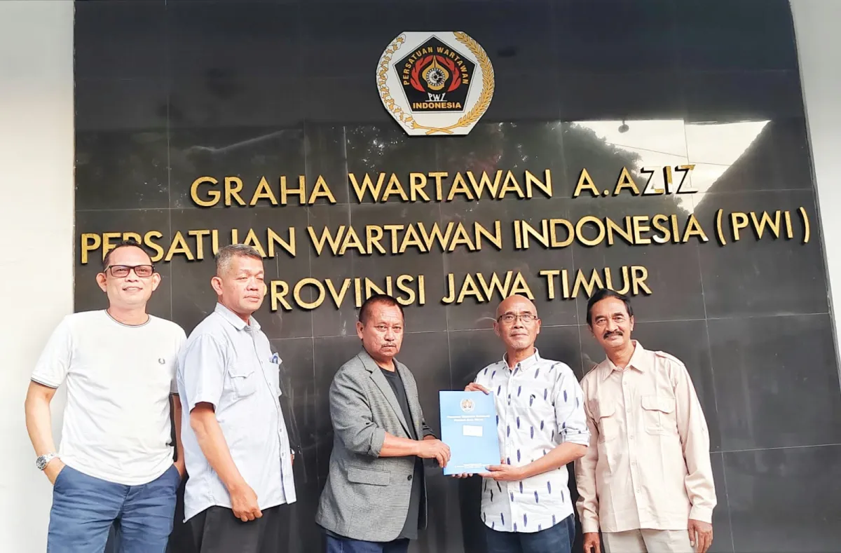 Petahana Lutfil Hakim & Lucky Kompak Ambil Formulir Konferensi XVI PWI Jatim