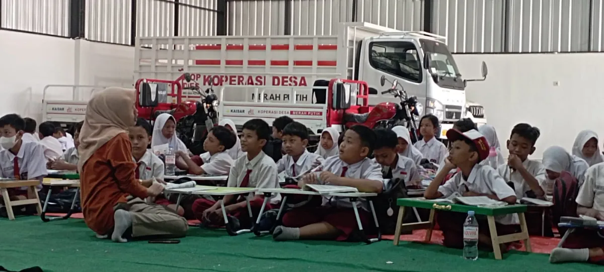 Gedung Sekolah Direvitalisasi, Ratusan Siswa SDN 2 Ploso Nganjuk Belajar Lesehan di Gudang KDKMP