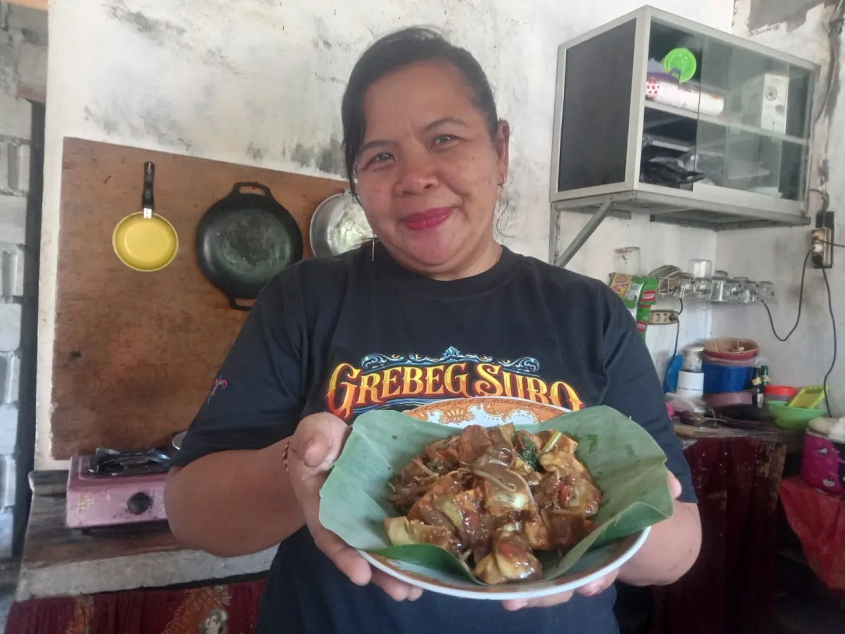 Sensasi Petis Resep Leluhur, Warung Rujak Pinggir Kali Mbak Wati Jombang Laris Manis Diburu Pemburu Kuliner