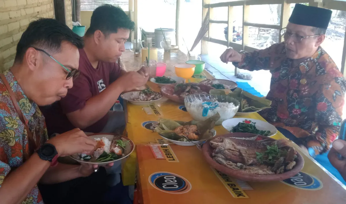Pedas Gurih Iwak Kali Bu Suci Jombang, Kuliner Pinggir Sawah yang Bikin Ketagihan Pelanggan Lintas Daerah