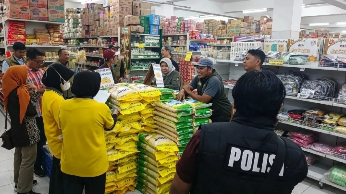 Sidak Pasar & Swalayan Nganjuk, Petugas Gabungan Temukan Beras Dijual di Atas HET, Harga Bawang Merah Ikut Meroket