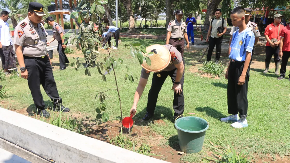 Hijaukan Taman Pandan Wilis, Kapolres Nganjuk Ajak Masyarakat Wujudkan Green Policing lewat Aksi Nyata