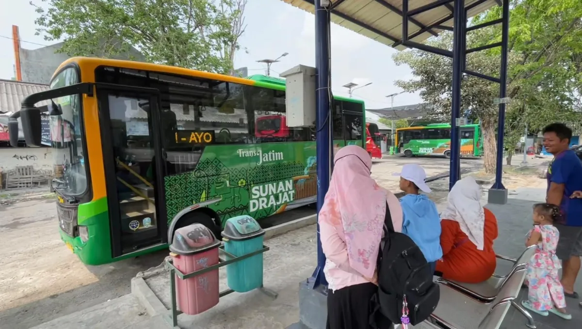 Kado Spesial HUT Jatim ke-81, Warga dan Pelajar Lamongan Nikmati Bus Trans Jatim Gratis Seharian