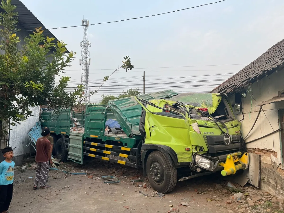 Truk Trailer Oleng di Jogoroto Jombang, Hantam Median Jalan & Hancurkan Rumah Warga