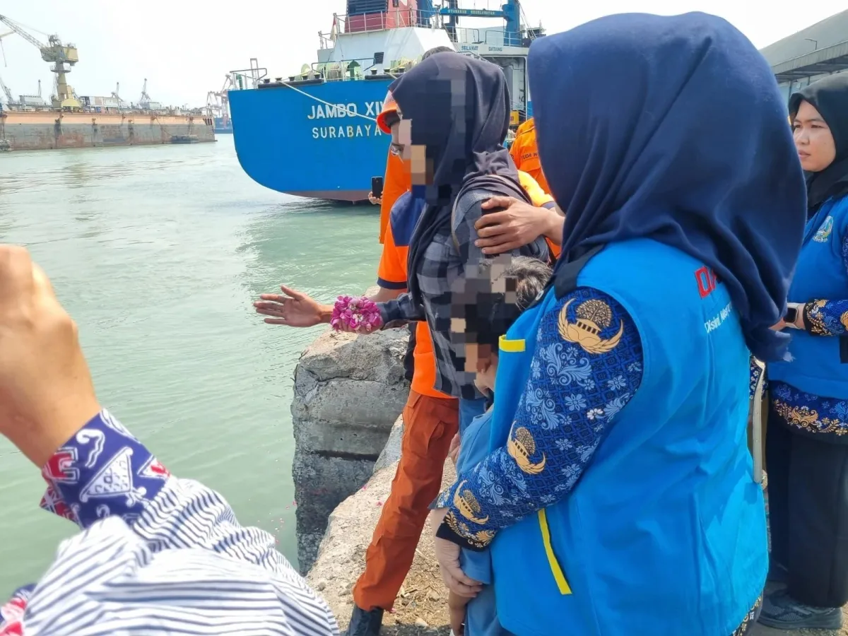 Mengurai Duka di Tanjung Perak, Tim Psikiatri UNAIR Dampingi Keluarga Korban KM Virgo Transport 8