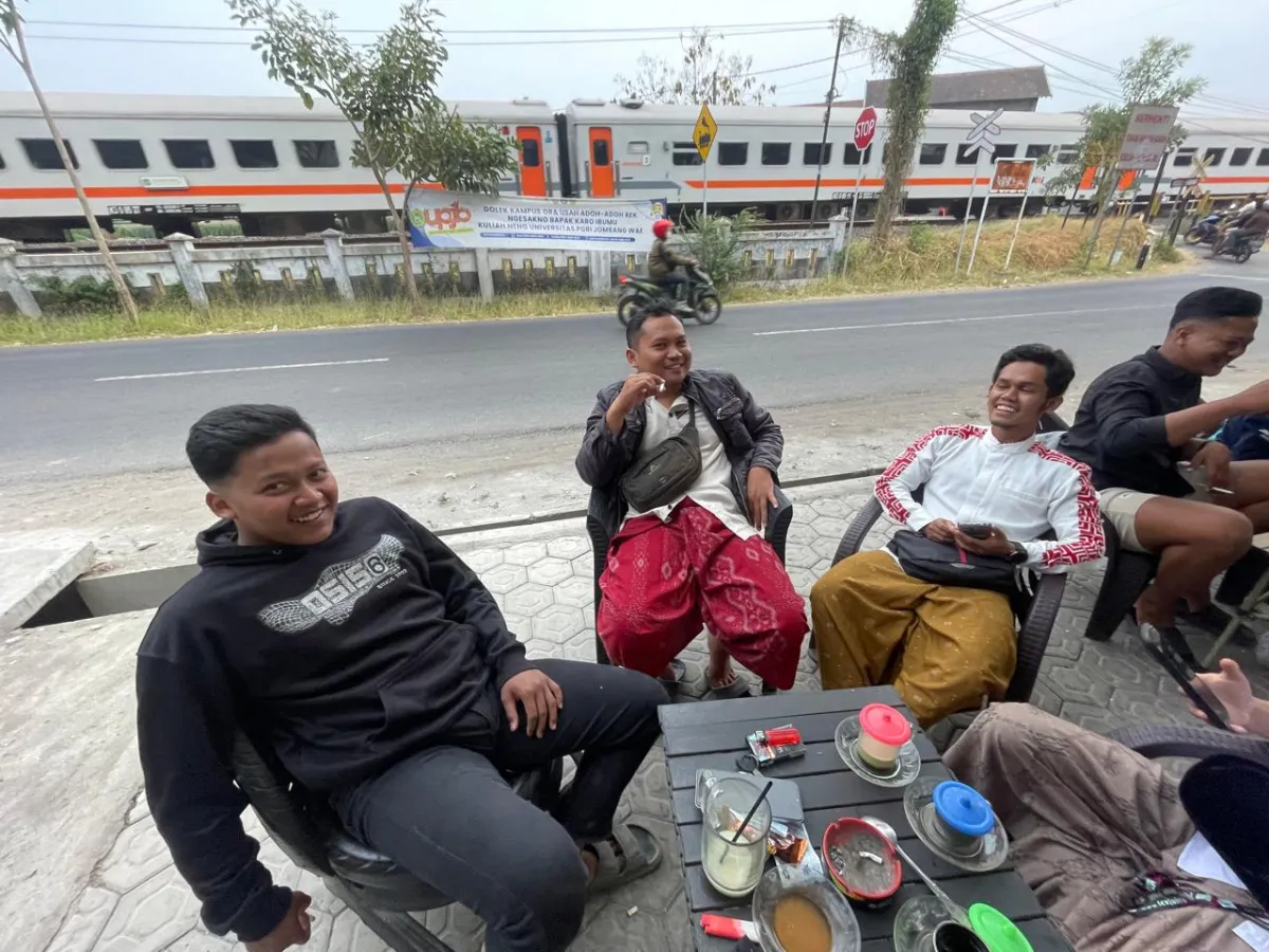 Ngopi Senja Sambil Nonton Kereta Api, Warkop Forum Bok Ireng Jombang Jadi Spot Nongkrong Unik dan Hemat