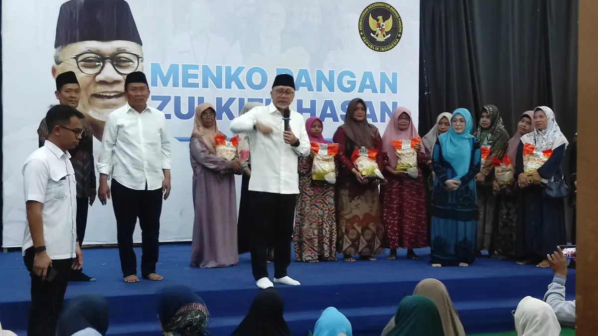 Paceklik Kemarau Panjang, Menko Pangan Zulhas Borong Beras Bulog dan Bagikan Gratis ke Warga Jombang