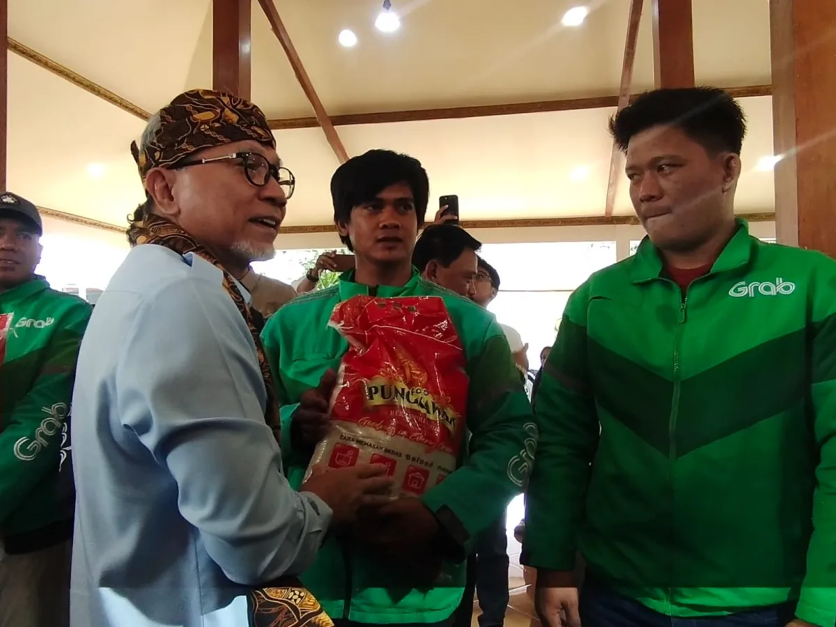 Menko Pangan Zulkifli Hasan Salurkan Bantuan Beras ke Nganjuk