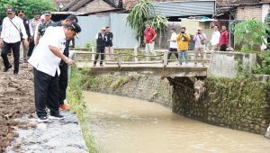 Kang Marhaen Tinjau Pembangunan Brojong di Bantaran Sungai Pace, Nganjuk