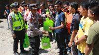 Kapolres Nganjuk Bagikan 50 Bansos Untuk Kurir Paket