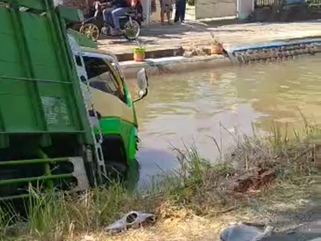Truk Mitsubishi terjebur di sungai 