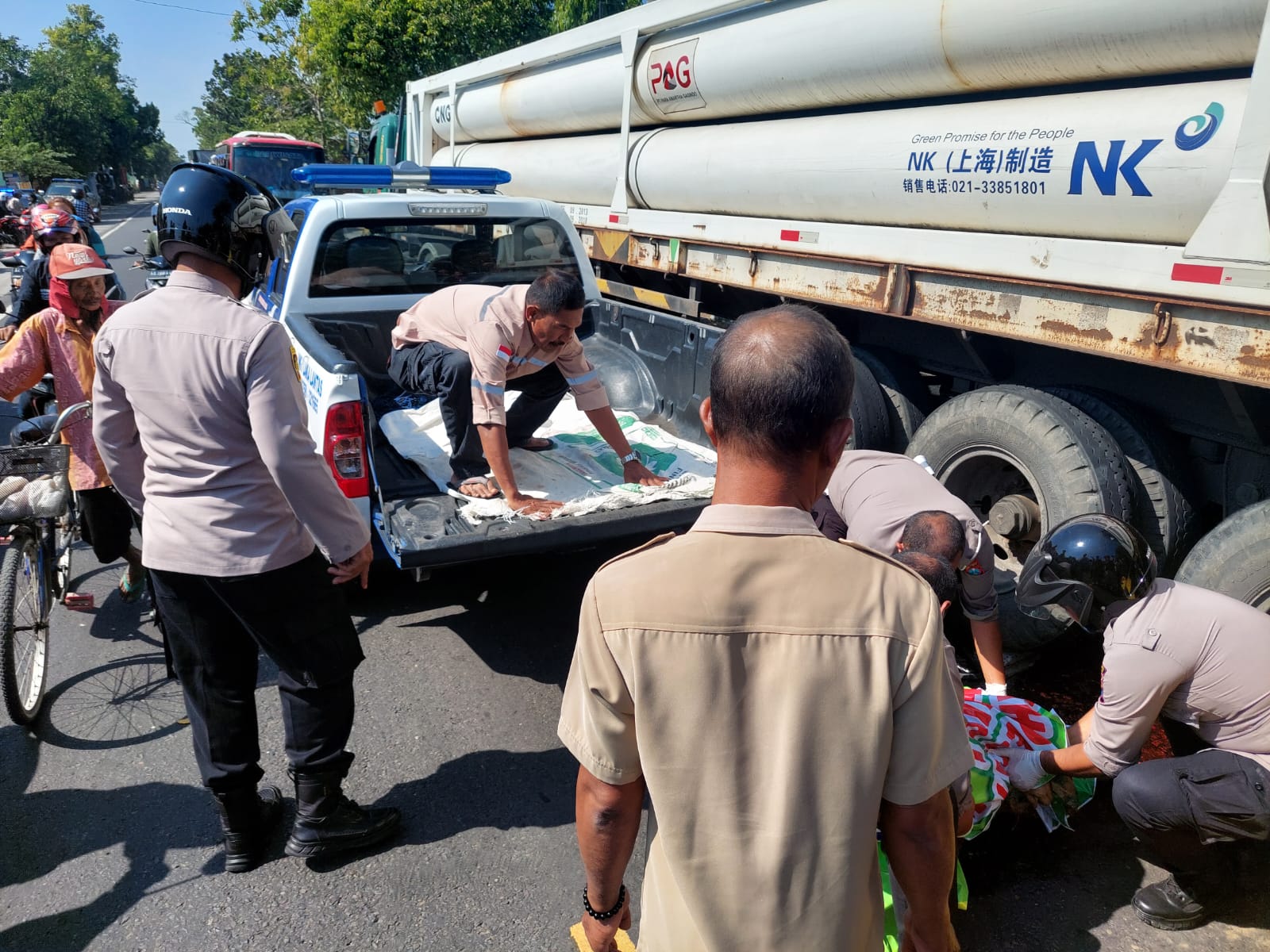 Polisi evakuasi korban
