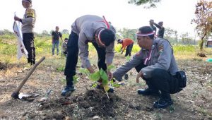 Peringati HUT RI ke – 78, Polres Nganjuk Tanam Ribuan Pohon di 20 titik Kecamatan 
