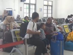 Mudik Lebaran 2024, Pemudik Padati Stasiun Kereta Api Jombang